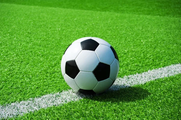 siyah ve beyaz futbol topu ile yeşil yapay çim