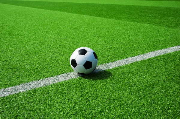 siyah ve beyaz futbol topu ile yeşil yapay çim