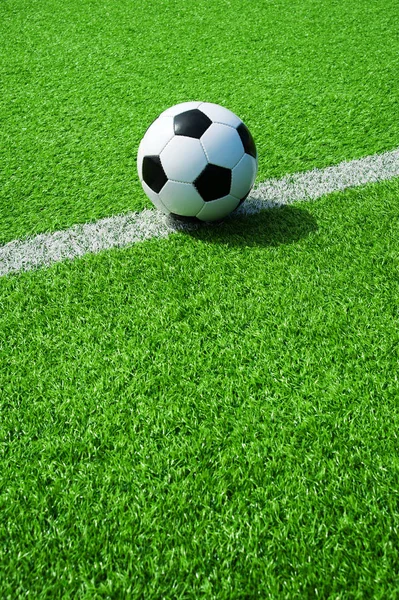 Relva Artificail Verde Com Bola Futebol Preto Branco — Fotografia de Stock