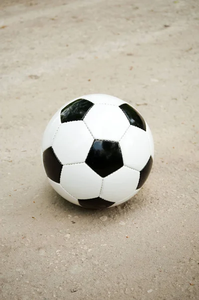 siyah ve beyaz futbol topu sokakta