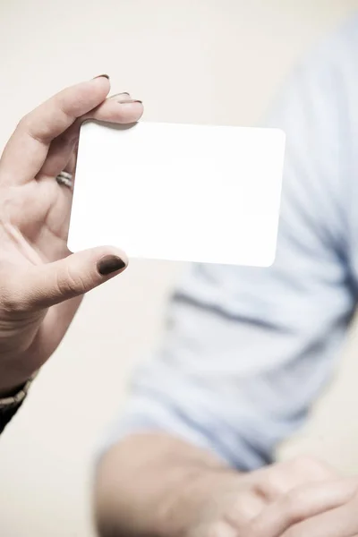 bir el tarafından sunulan boş beyaz bilet