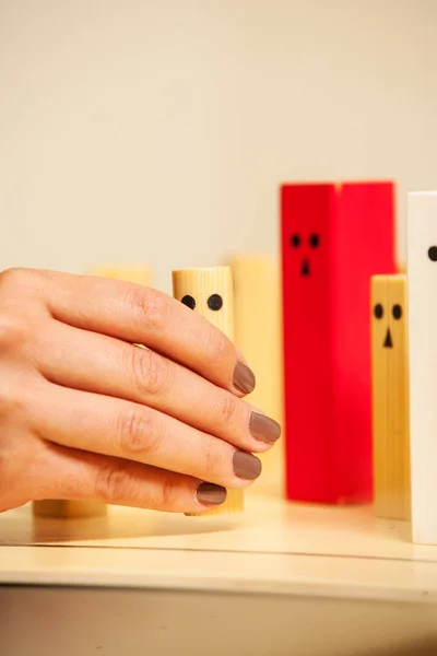 Aile takımyıldızı kurulu, piyon terapi gelecek için parmağınızla tutan kadın