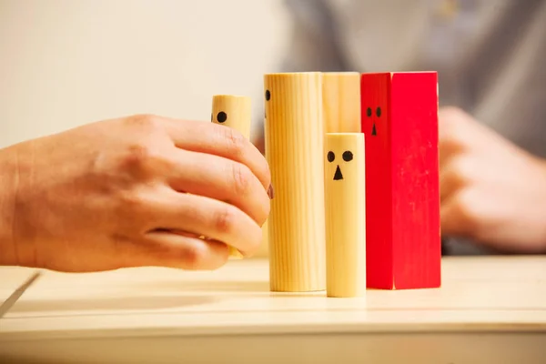 Aile takımyıldızı kurulu, piyon terapi gelecek için parmağınızla tutan kadın