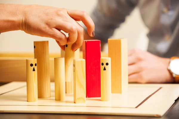 Aile takımyıldızı kurulu, piyon terapi gelecek için parmağınızla tutan kadın