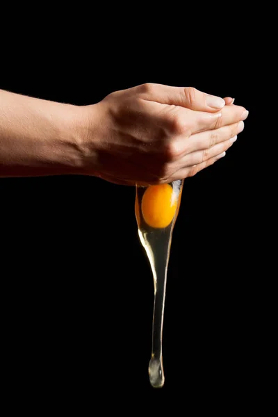 Elinde yağan çiğ yumurta