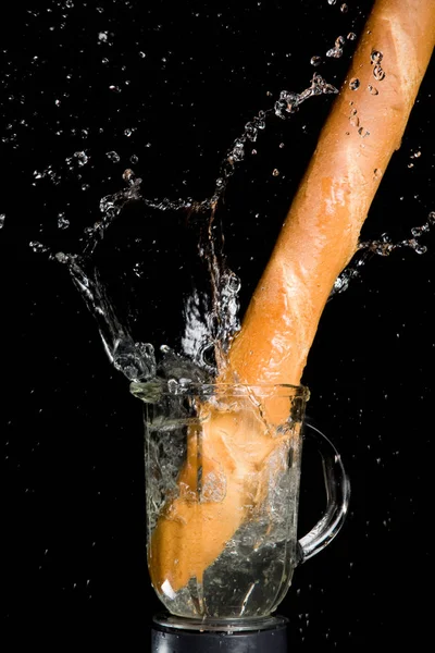 Gazpacho madde, beyaz ekmek, su sıçrama