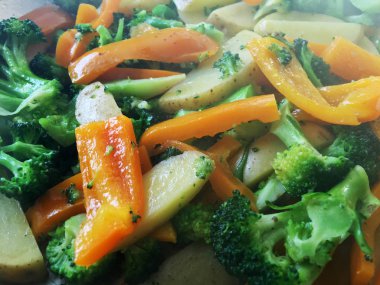 yeşil brokoli ve turuncu biber tavada pişirme