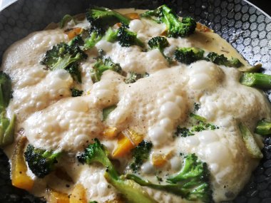 bir sıcak tava, brokoli ve tatlı biber kremalı sebze