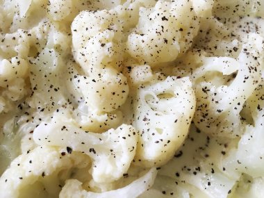 Karnabahar karabiber ile bir tavada pişirmek hazır dilimlenmiş