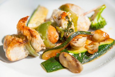 et ve kabak ve beyaz tabakta, doğal tarzı sosis şiş