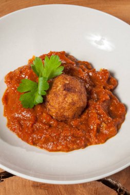 Vejetaryen yemek, tofu ve kırmızı auce