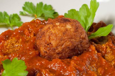 Vejetaryen yemek, tofu ve kırmızı auce