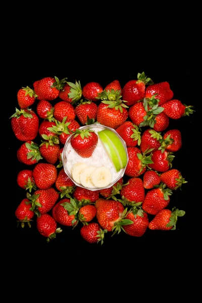 Çilekli yoğurt stüdyo fotoğrafçılığı siyah