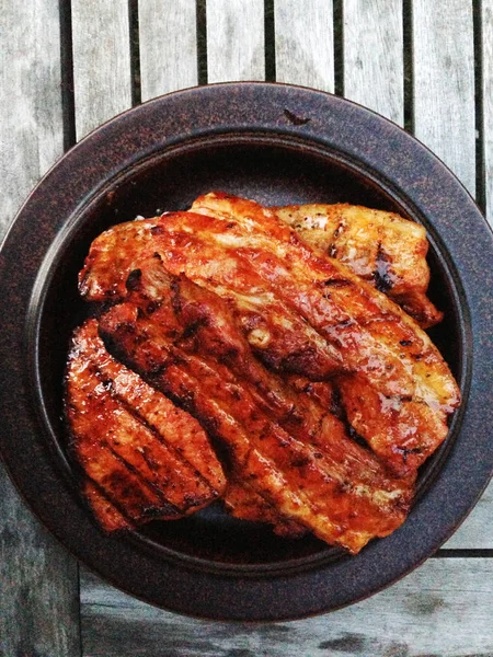 Yaz aylarında bir plaka üzerinde ızgara biftek