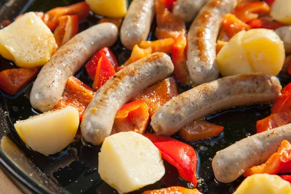 Salchichas Pequeñas Patatas Tomates Cocinando Una Sartén Caliente Cocinando Aire —  Fotos de Stock