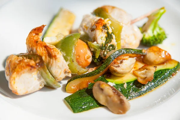 et ve kabak ve beyaz tabakta, doğal tarzı sosis şiş