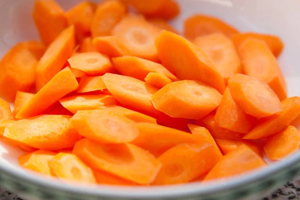 Barbekü, ham madde yemek pişirmek için hazırlanan bir kapta havuç kesim