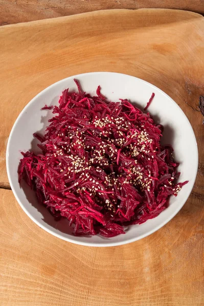 vegan yemek, susam ahşap arka plan üzerinde plaka ile pancar