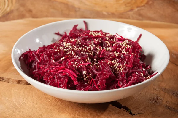 vegan yemek, susam ahşap arka plan üzerinde plaka ile pancar