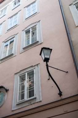 Salzburg, pembe evde eski sokak lambası