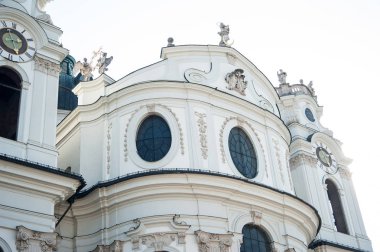 Salzburg, Universittskirche, güneşin eski kasabasında beyaz bir kilise