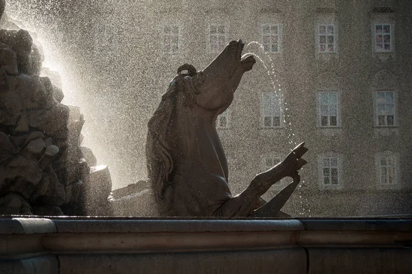 Salzburg Residenzbrunnen Alter Sprudelbrunnen Herzen Der Stadt Romantische Hintergrundbeleuchtung — Stockfoto