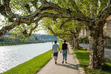 Salzburg, River partnerliğindeki mesire, yürüme çift