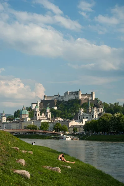 Salzburg, güneşin, nehirde rahatlatıcı partnerliğindeki nehir addır ve kalenin görüyoruz