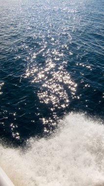 bir tekne mavi su beyaz köpük