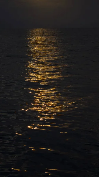 gün batımından denizde çok karanlık atmosfer