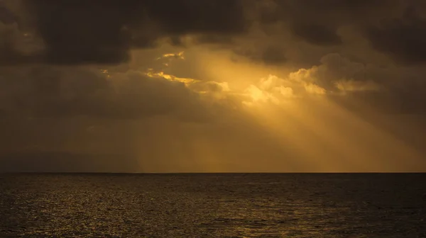 Rayos Sol Amarillos Anaranjados Con Nubes Sobre Mar Cielo Brillante — Foto de Stock