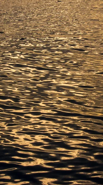 akşam su dalgaları, turuncu siyah renkler