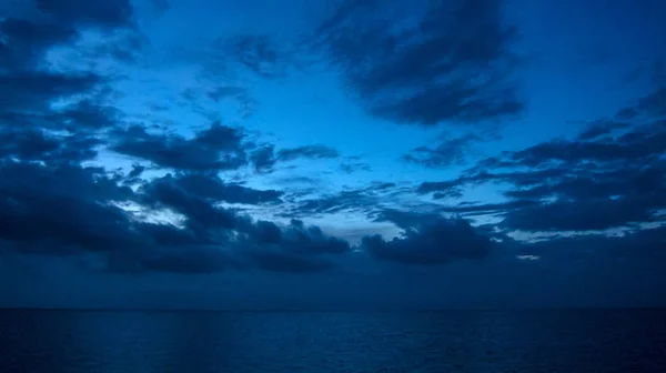 Cielo Nublado Atmosférico Azul Oscuro Sobre Mar Hora Azul — Foto de Stock