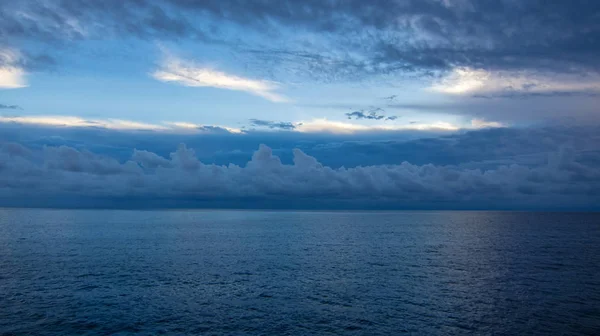 Nubes Atmosféricas Sobre Mar — Foto de Stock