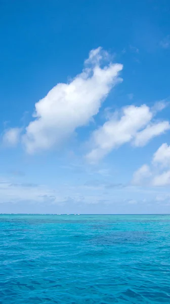 Cielo Azul Con Nubes Blancas Agua Azul Del Mar — Foto de Stock
