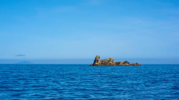 küçük ada mavi su