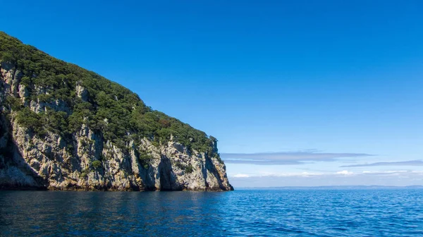 Cliff, güneşli bir okyanus