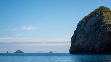 okyanusta birçok kayalar