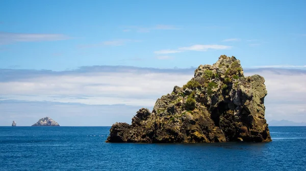 Rochas Dia Ensolarado Com Água Azul — Fotografia de Stock