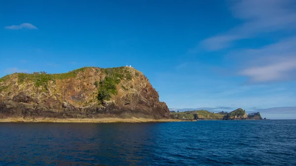 Island Solig Dag Med Blått Vatten — Stockfoto