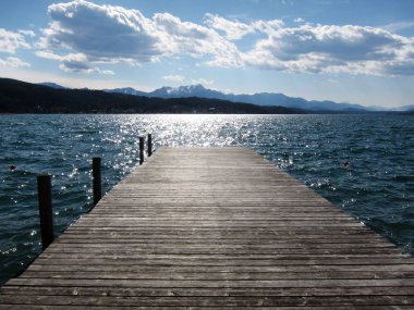Wrthersee, Avusturya'da bir Gölü yaz aylarında, ahşap iskele