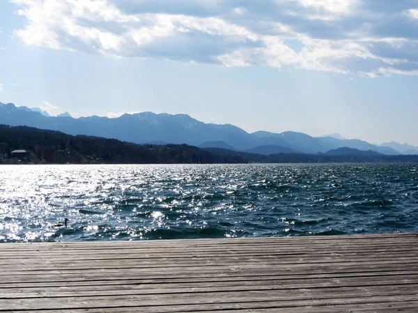 Wrthersee, Avusturya'da bir Gölü yaz aylarında, ahşap iskele