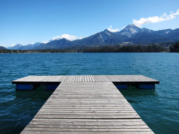 Wrthersee, Avusturya'da bir Gölü yaz aylarında, ahşap iskele