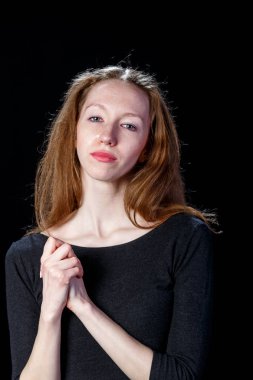 Siyah bir arka plan üzerinde ağlayan üzgün genç kız kahverengi saç