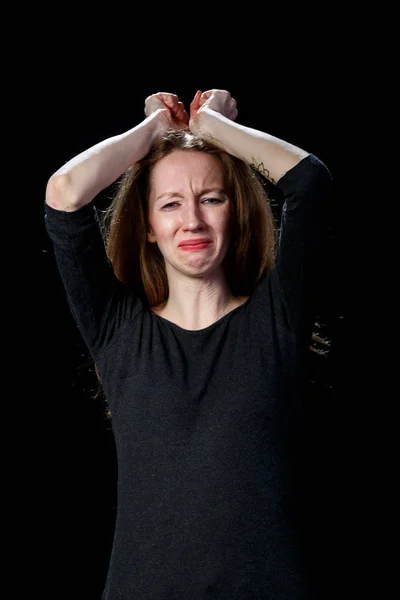 Siyah bir arka plan üzerinde ağlayan üzgün genç kız kahverengi saç