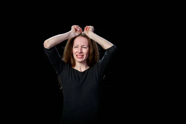 Siyah bir arka plan üzerinde ağlayan üzgün genç kız kahverengi saç