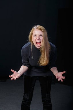 Bir öfke siyah bir zemin üzerine genç sarışın çığlıklar