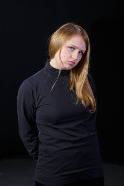 Suç yüzüne karşı gösterilen üzgün genç sarışın