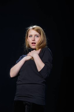 Sürpriz genç sarışın ellerini taraf yaymak