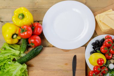 Sebze salatası peynir ve bıldırcın yumurtası, sarı biber ile